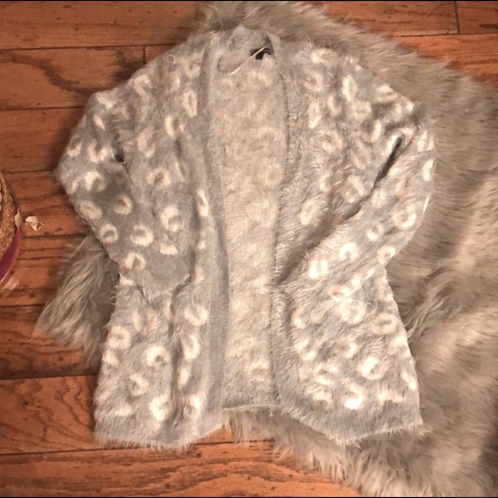 Apt 9 Light Grey/White Animal Print Snow Leopard Duster Cardigan Sweater Jacket